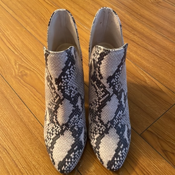 Steve Madden Snakeprint booties - Picture 2 of 2